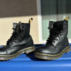 Dr. Martens 11821 Black Smooth Leather 8 Eye Combat Boots Women's Size 37 US 6