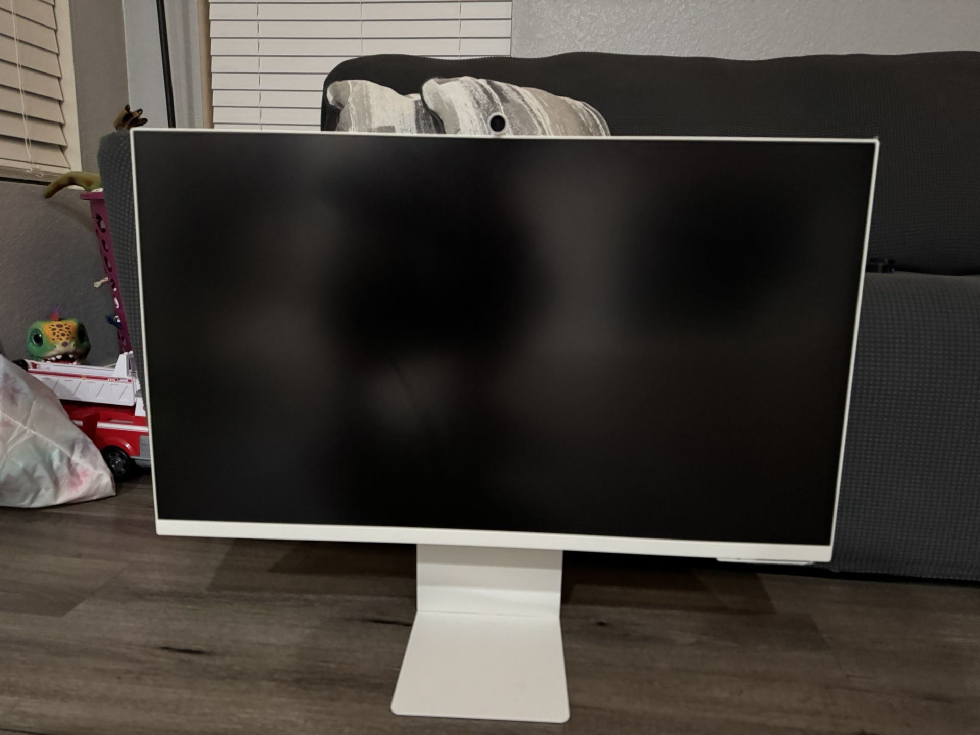 Samsung 32" M80B 4K UHD Smart Monitor with Streaming TV and SlimFit Camera Included in Warm White