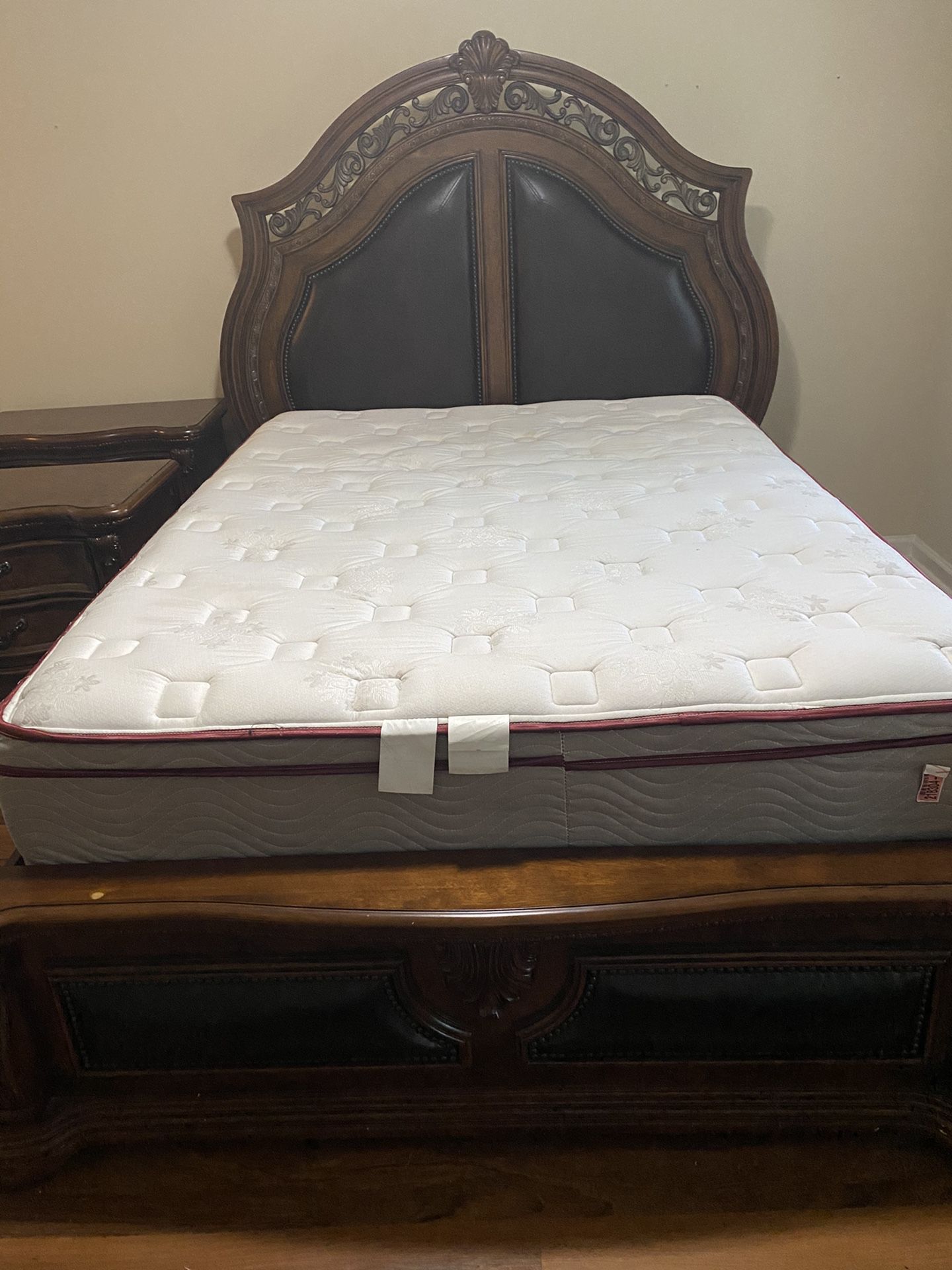 Pulaski Queen Bed Set with Mattress Set