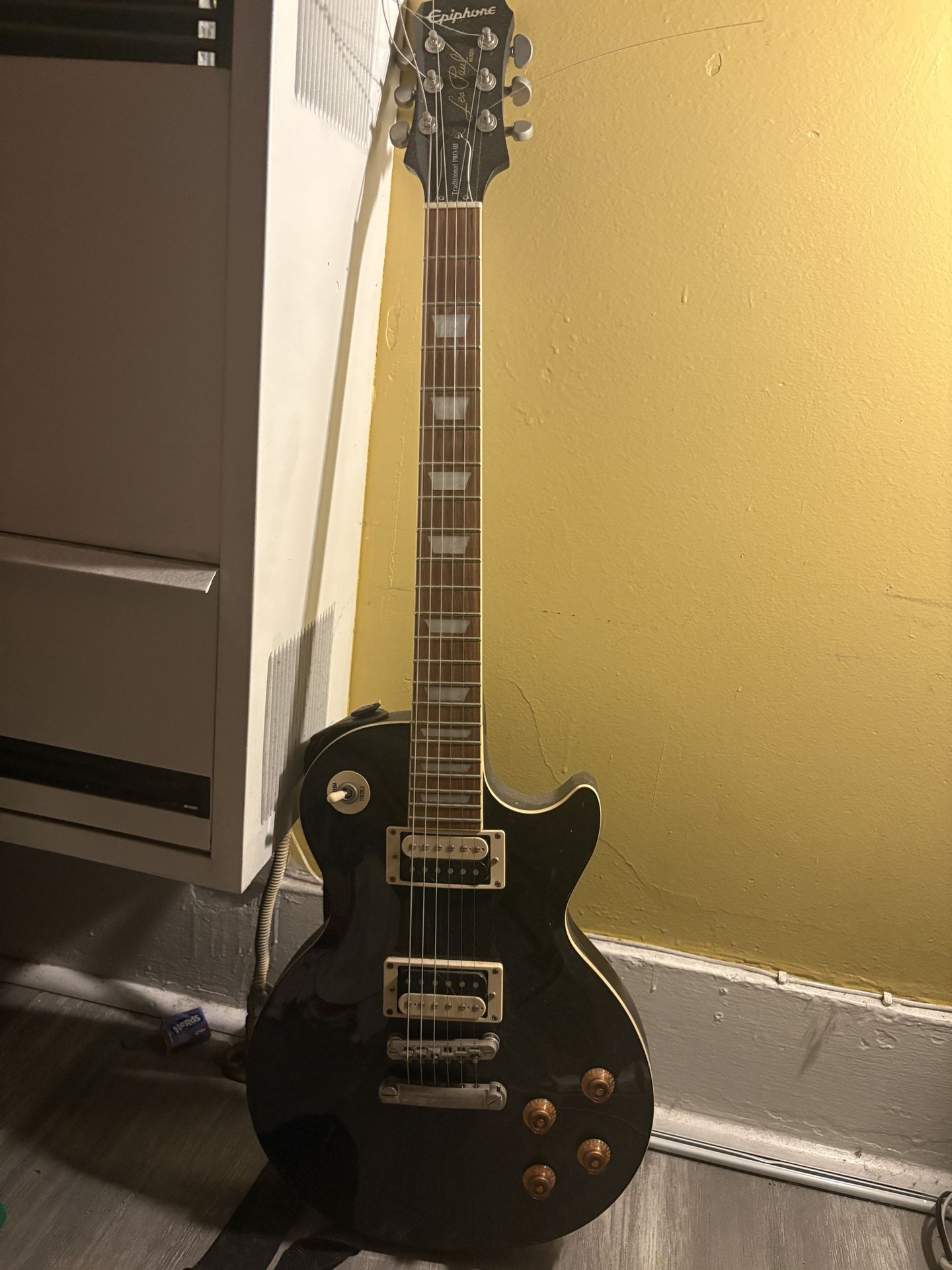 Epiphone Les Paul Guitar – Lightly Used – Great Condition