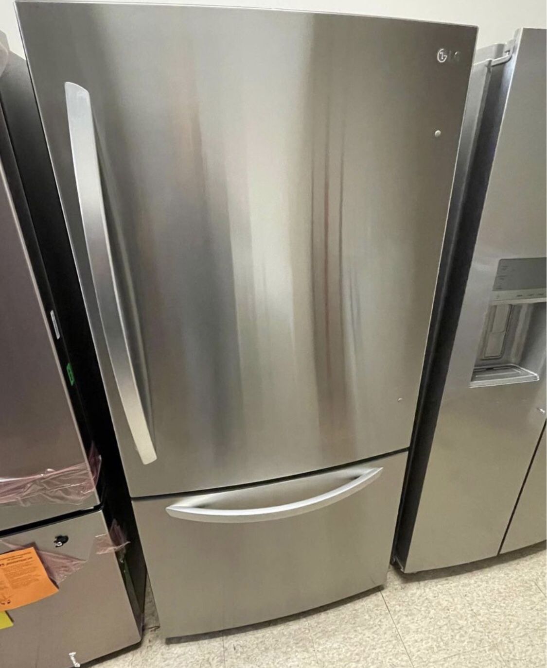 Lg 33” bottom freezer 26 Cu Ft Refrigerator
