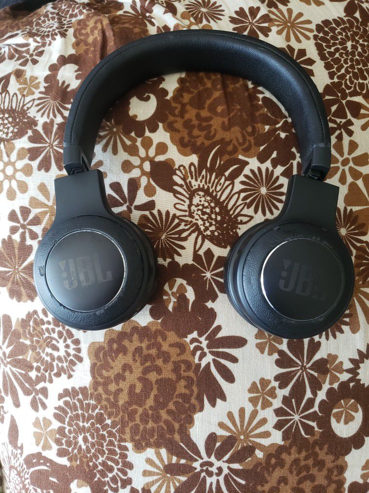 JBL DUET WIRELESS BLUETOOTH HEADPHONE WITH USB CHARGING CABLE PICKUP ONLY CASH ONLY FIRM ON PRICE. 