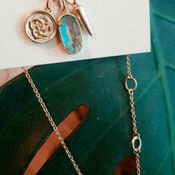 Kendra SCOTT Dira Gold Coin Charm Necklace In Lilac Abalone

