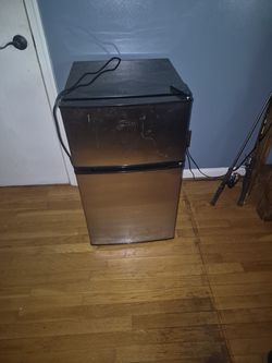 Mini fridge freezer