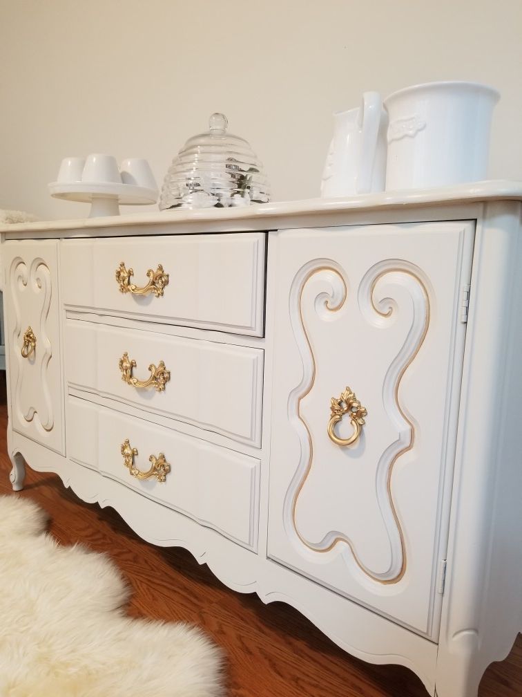 French provincial buffet table/ side board/ dresser