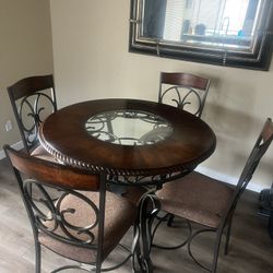 Kitchen table and mirror