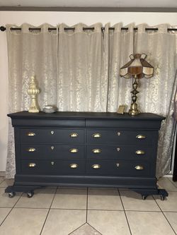 Gorgeous 8 Drawer Dresser