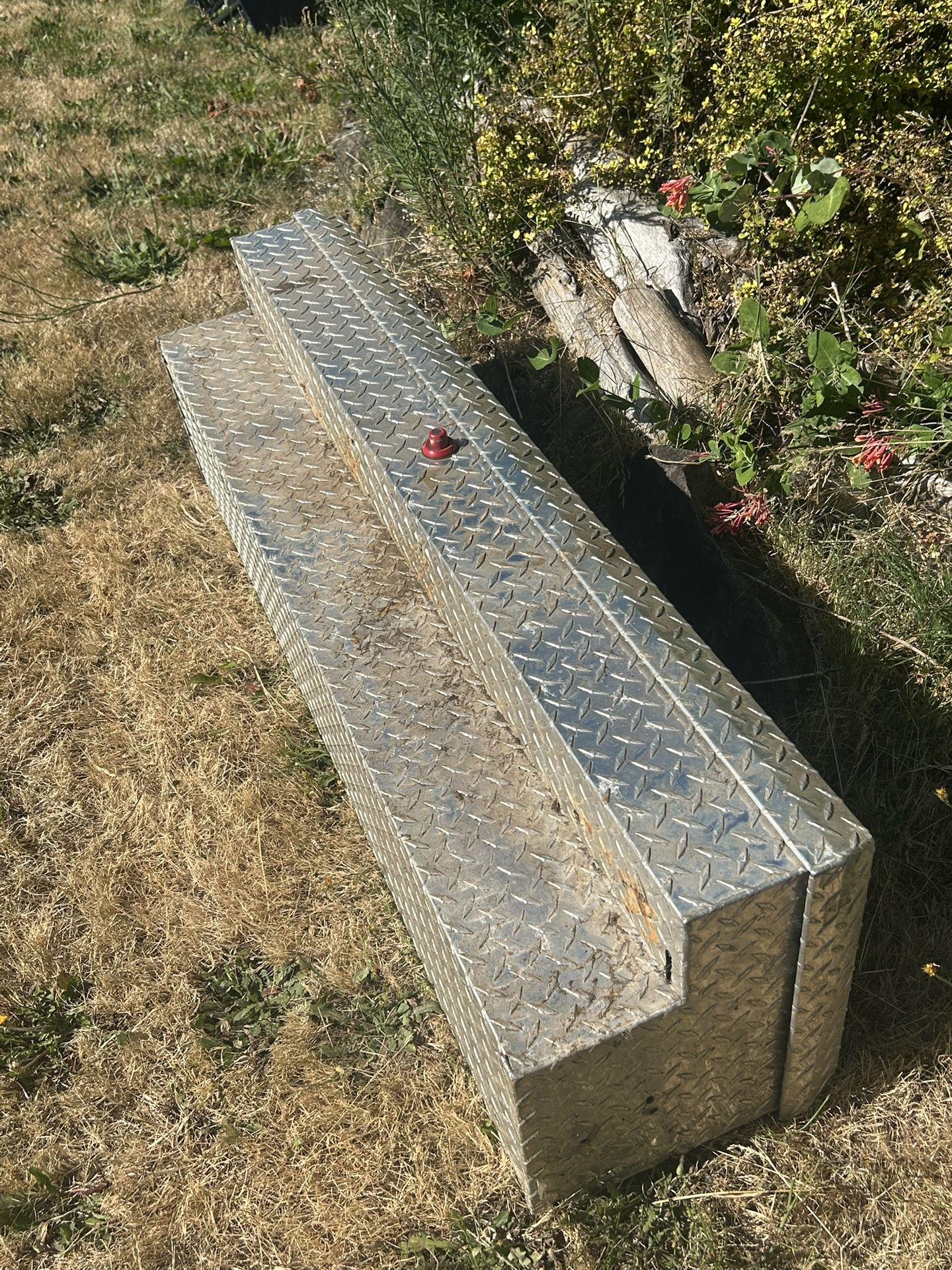 Truck storage box for side of bed in decent shape. Would make a good storage box for the front of a utility trailer. No key for the lock. The piston