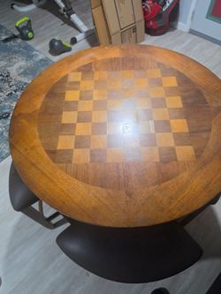 Cock tail table chess / checkers 4 Stools