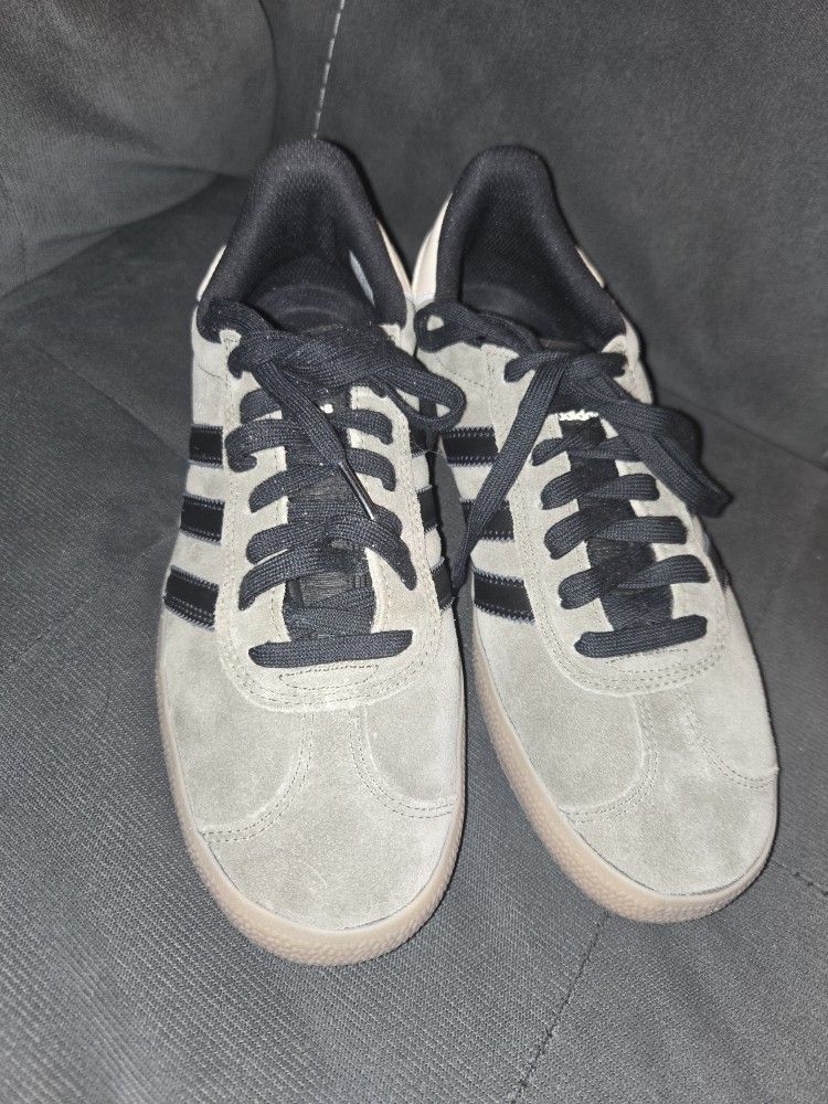 Adidas Size 8 Brand New $ 35