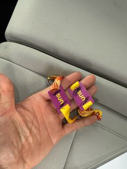 Selling SKYDECK GUEST Wristbands Sunday 