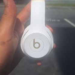 White 4th Gen Beats By Dr. Dre (Used)
