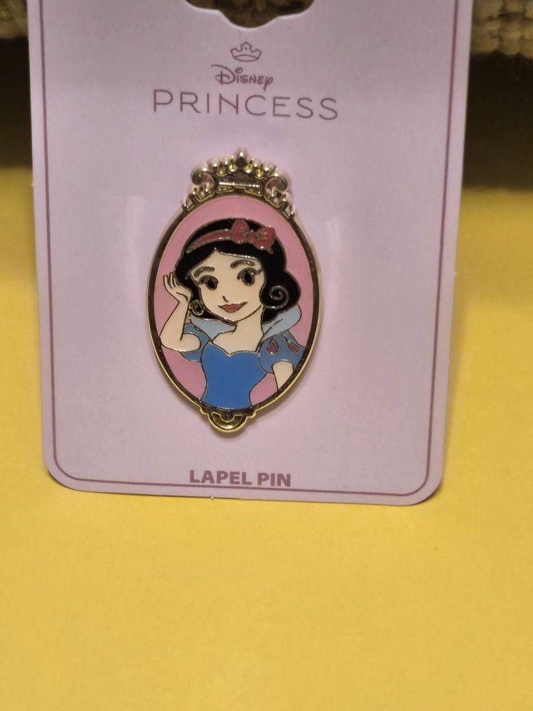 Disney Princess Snow White Portrait Oval Frame Enamel Pin Crown Design Accent