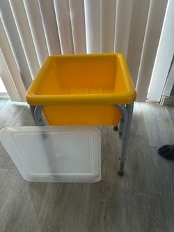 Children’s adjustable sensory table