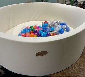 Foam ball pit and balls