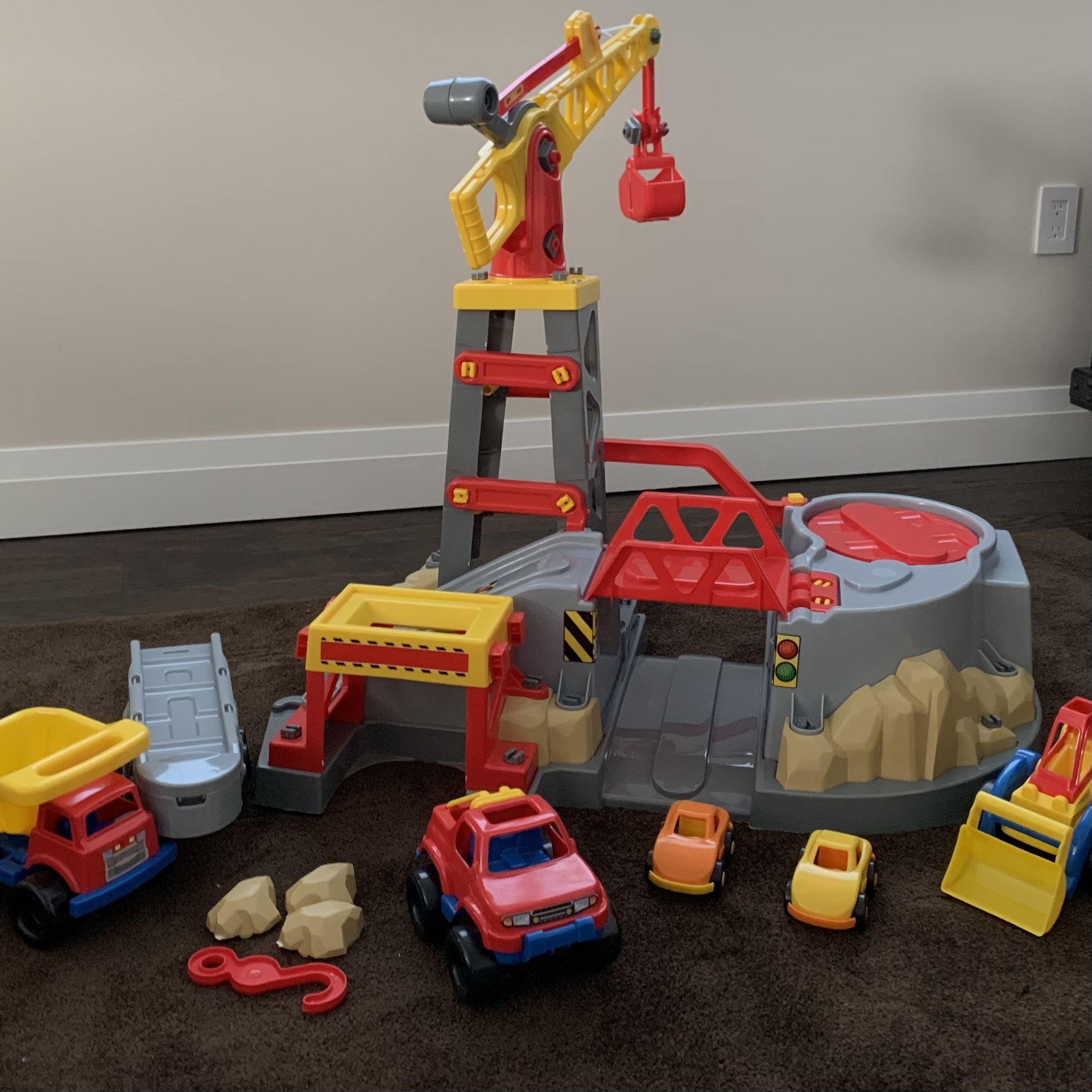 NEW 115 PIECES American Plastic Toys Build & Play Colossal Construction Zone Play Vehicle Set