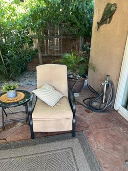 2 patio recliners