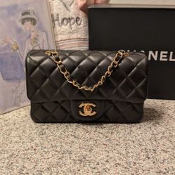 CHANEL Lambskin Quilted  Purse (Flap Bag)