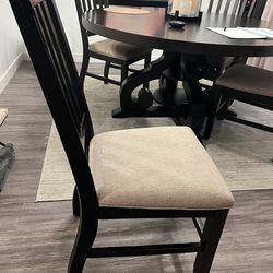 Set of 4 dining chairs - like new