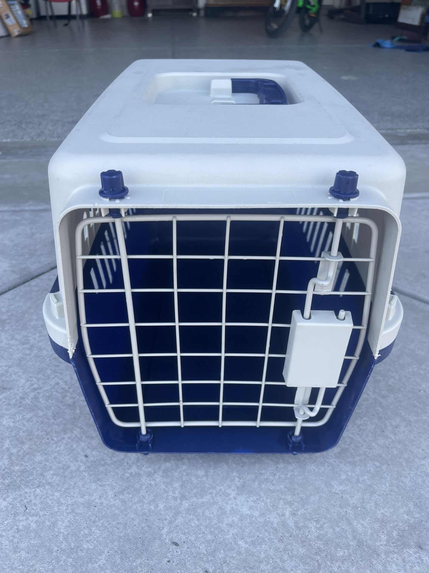 X-SMALL CAT CARRIER FOR SALE IN GOOD SHAPE