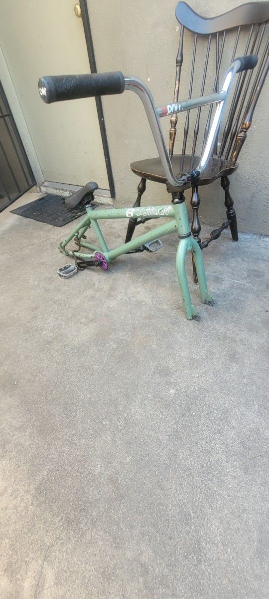 USED 20 INCHES FIT FRAME WITH SPROCKET ARMS PEDALS CHAIN FIT NECK ITS A FIT FRAME OLDER MODEL