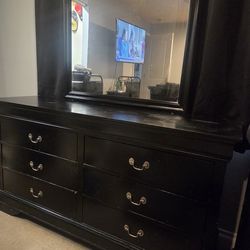 Dresser and dresser with mirror