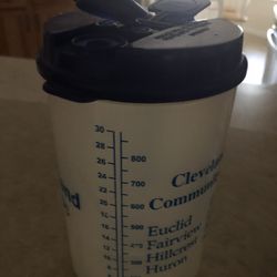 Large capacity drink tote with lid