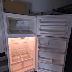 Frigidaire Refrigerator And Freezer Clean, Works Great