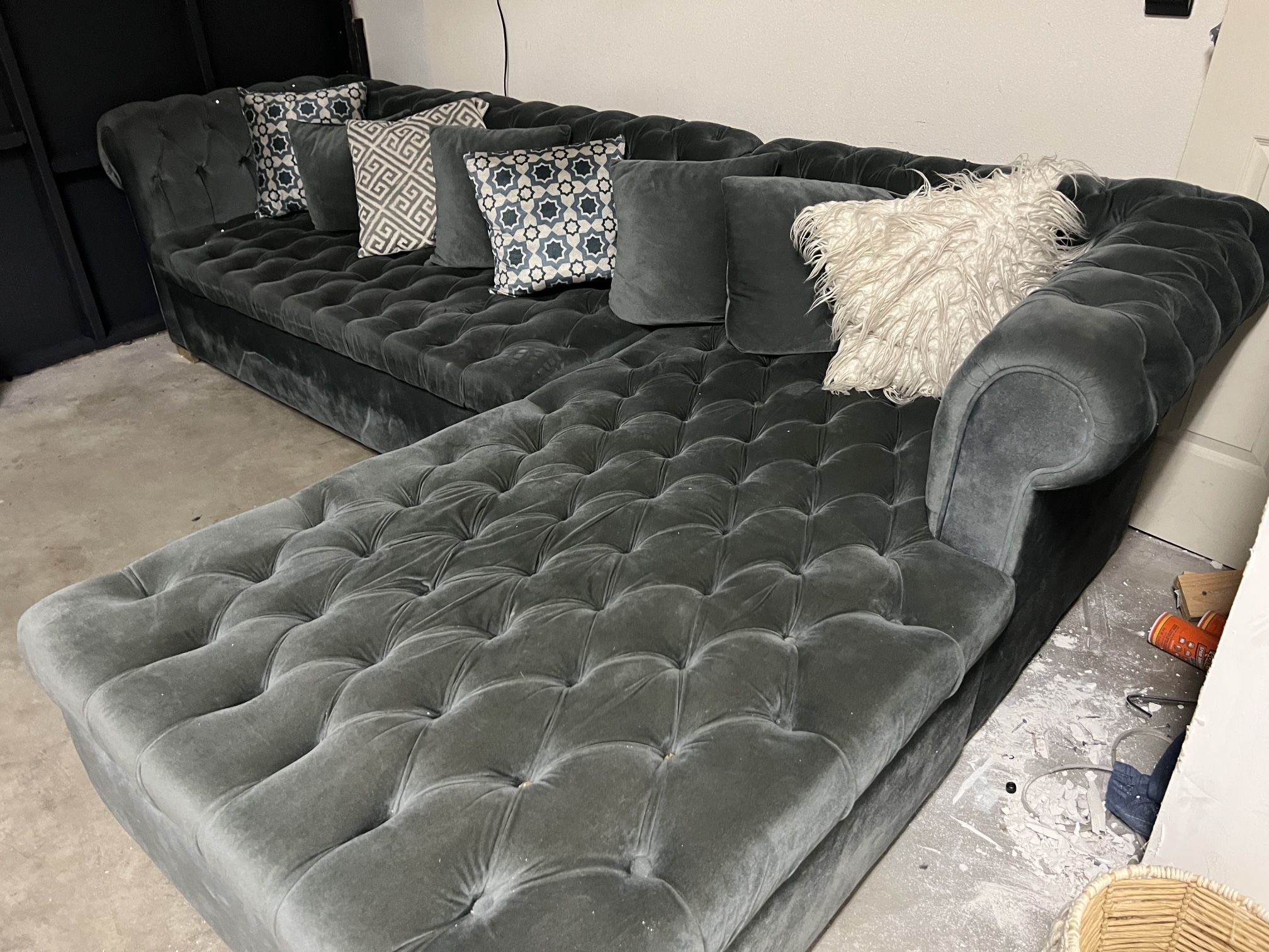 Right L Shaped Sectional With chaise lounge