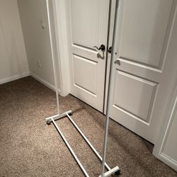 Rolling clothes rack