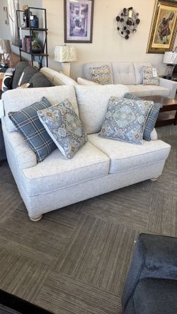 Loveseat Ashley brand new