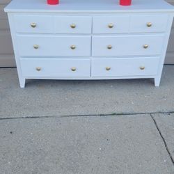 MODERN WHITE 6 DRAWERS DRESSER IN GOOD SHAPE 56X19X31 / DRAWERS WORKS WELL/ GOLD KNOBS