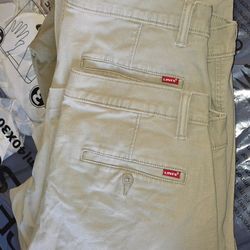 6 pairs of Levi's
Men's Chinos Pants: 2 pairs Relaxed Fit size 34x34, 2 pairs Standard Fit 34x34, 1 pair of  Standard Fit 34x32 & 1 pair of Standard F