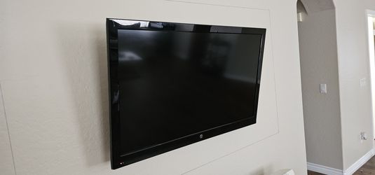 43 Inch Old TV With Apple TV And Speakers And Mount