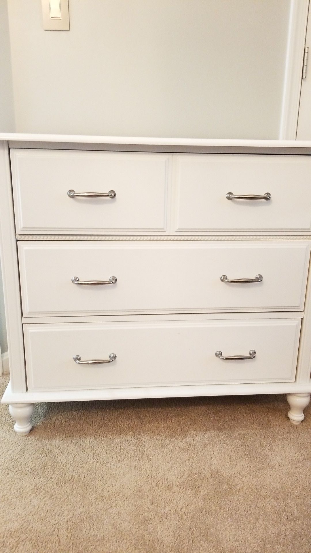 White 3 drawers dresser