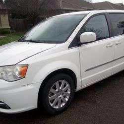 2013 Chrysler Town & Country Runs Good!!READ AD ALL!!