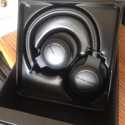BRAND NEW BLUETOOTH HEADPHONES 