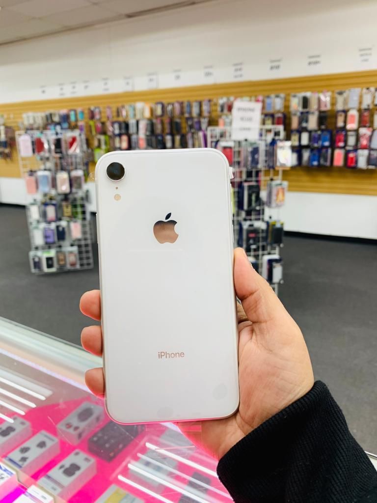 iPhone Xr Unlocked 64GB 🔥 We are a store