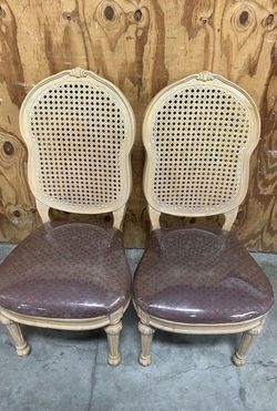 Pair of Vintage Thomasville French Country Louis XV Cane Back Dining Side Chairs. Location below . Used in good condition with minor cosmetic blemishe