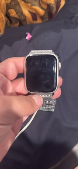 Apple Watch series 9 45mm it’s in great condition