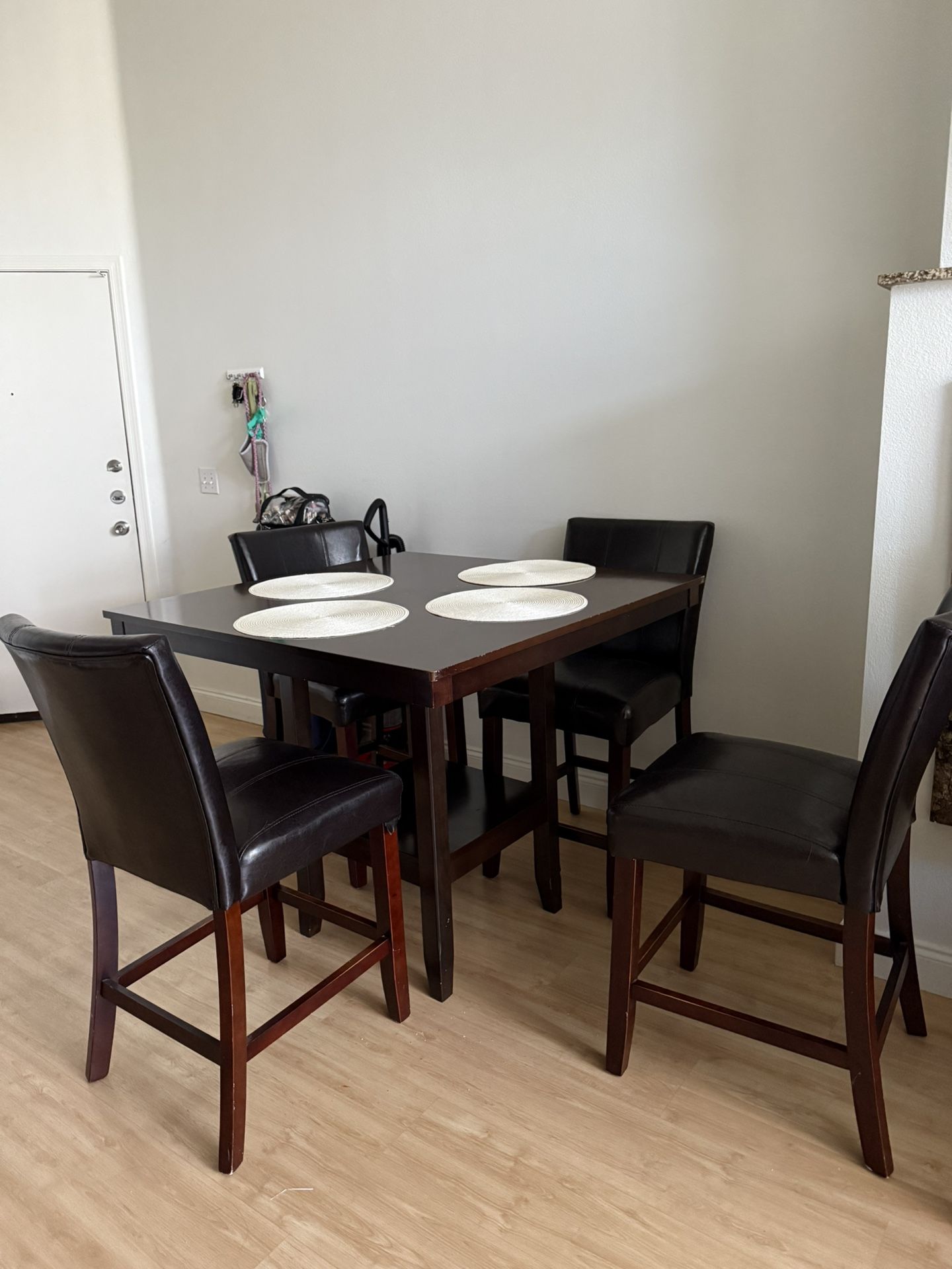 Dining Table With 4 Seats & 4 Placemats