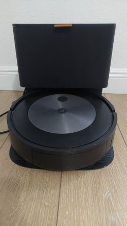 iRobot Roomba j7+ with Clean Base – Excellent Condition