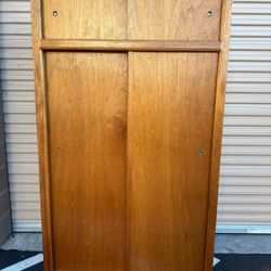 Wardrobe  with hanging rod and storage/ropero con palo para colgar ropa y espacio arriba para almacenar