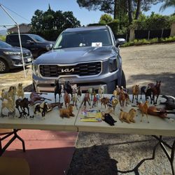 33 Breyer Horses. 1 Hartland. Some Accessories. 