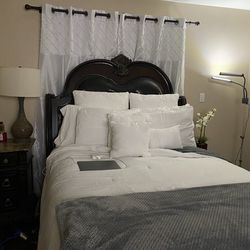 Queen Bedroom Set (includes mirror & mattress)