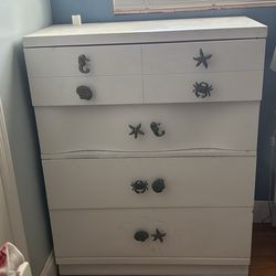 4-Drawer White Dresser And 2 Night Stands