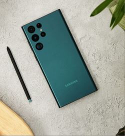 Samsung Galaxy S22 Ultra! Like New/or Trade