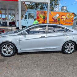 Hyundai sonata 2012 keyless durable sunroof, AC work perfectly brand new tires 177 ooo miles in it