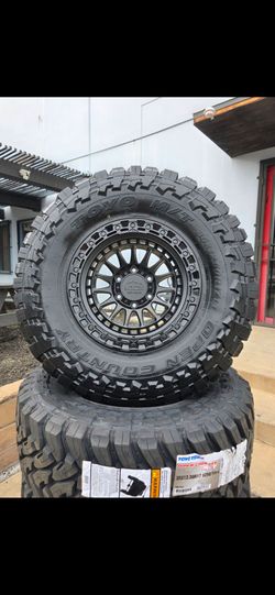17" LOCK MOJAVE w- 35x12.50R17 Toyo MT tires
