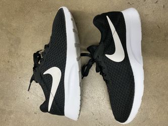 NIKE WOMENS TANJUN SNEAKERS- BLACK size 8